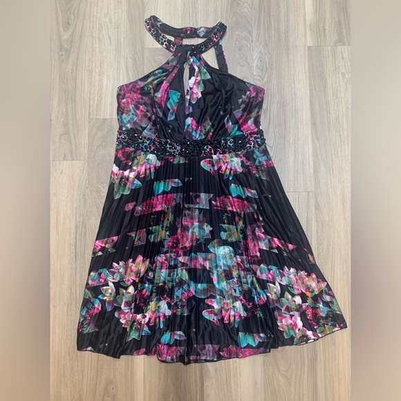 NWT City Chic Pleated Halter Dress. Black Floral Size 20 - Picture 6 of 9